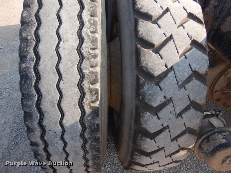 image for item KW9829 2005 International 7400  truck cab and chassis