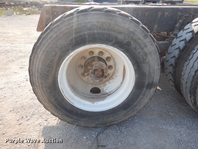 image for item KW9829 2005 International 7400  truck cab and chassis