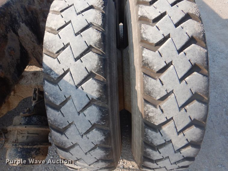 image for item KW9829 2005 International 7400  truck cab and chassis