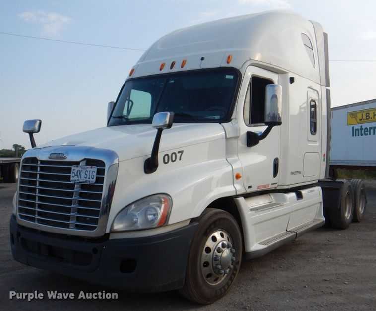 image for item KW9869 2011 Freightliner Cascadia 125  semi truck