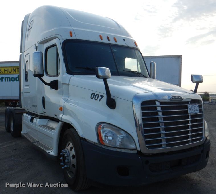 image for item KW9869 2011 Freightliner Cascadia 125  semi truck