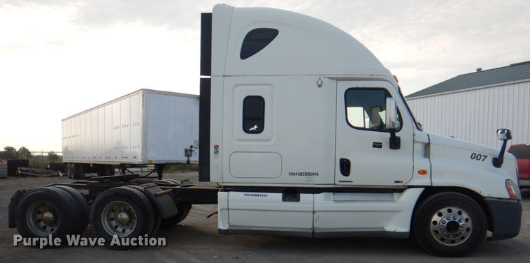 image for item KW9869 2011 Freightliner Cascadia 125  semi truck