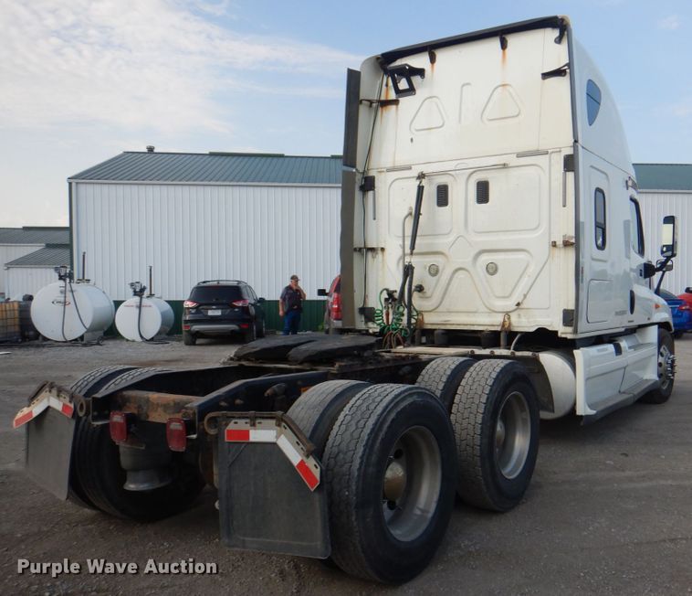 image for item KW9869 2011 Freightliner Cascadia 125  semi truck