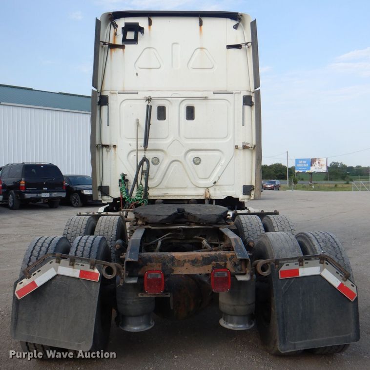 image for item KW9869 2011 Freightliner Cascadia 125  semi truck