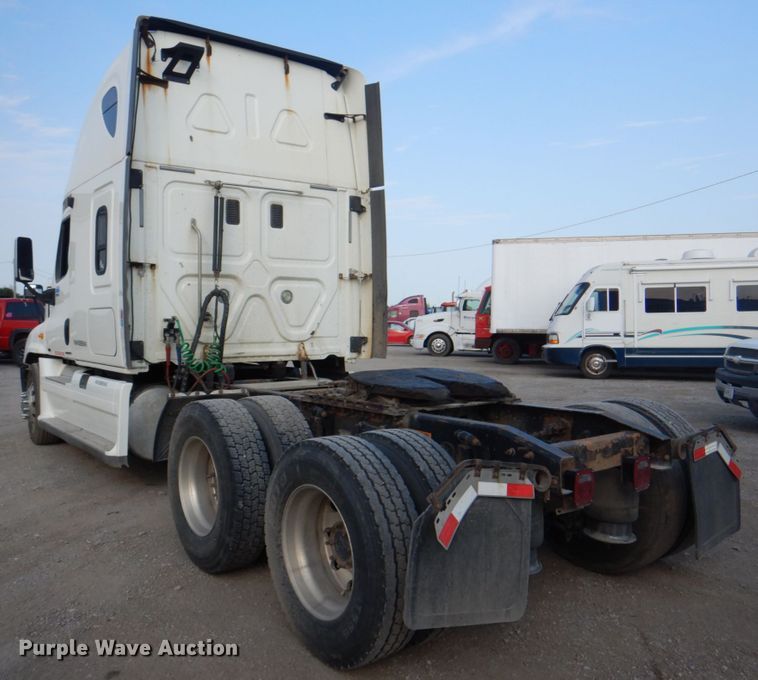 image for item KW9869 2011 Freightliner Cascadia 125  semi truck