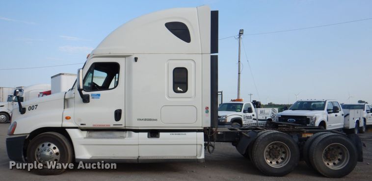 image for item KW9869 2011 Freightliner Cascadia 125  semi truck