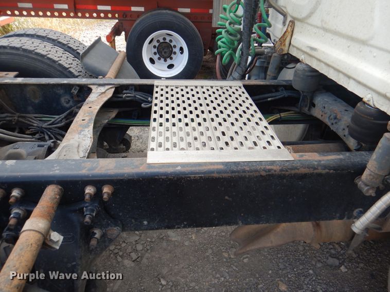 image for item KW9869 2011 Freightliner Cascadia 125  semi truck