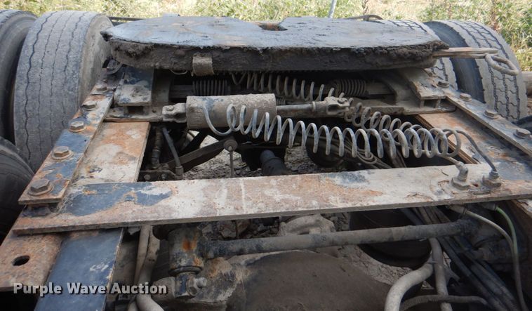 image for item KW9869 2011 Freightliner Cascadia 125  semi truck