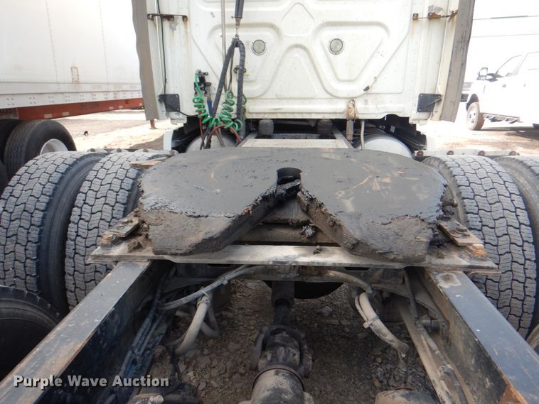 image for item KW9869 2011 Freightliner Cascadia 125  semi truck