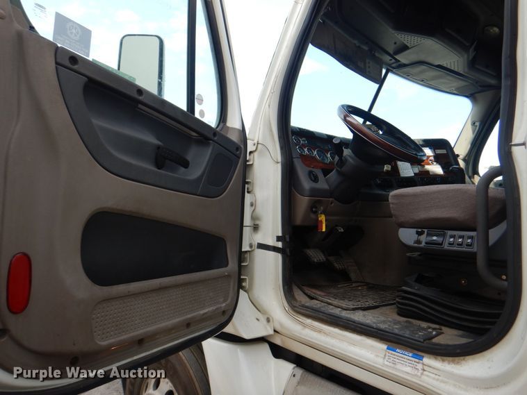 image for item KW9869 2011 Freightliner Cascadia 125  semi truck