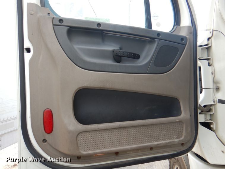 image for item KW9869 2011 Freightliner Cascadia 125  semi truck