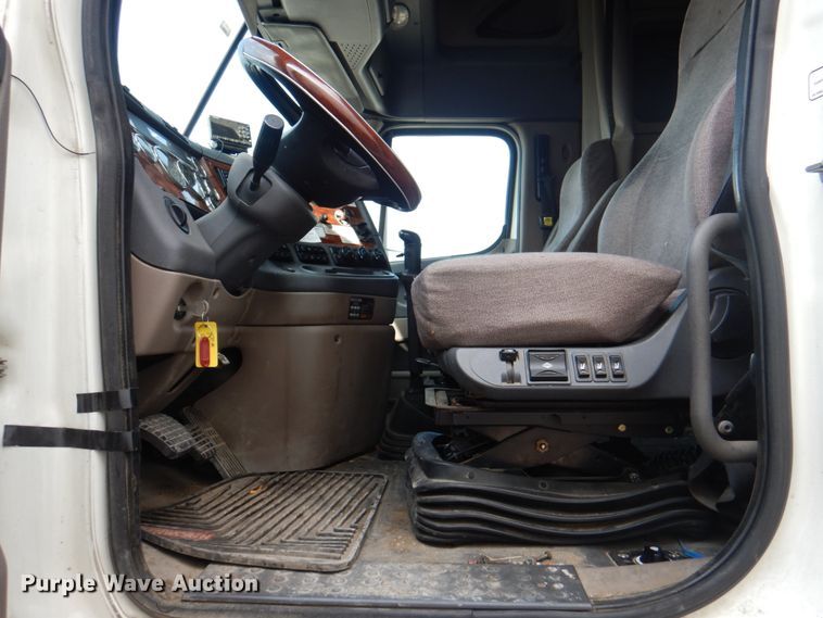 image for item KW9869 2011 Freightliner Cascadia 125  semi truck