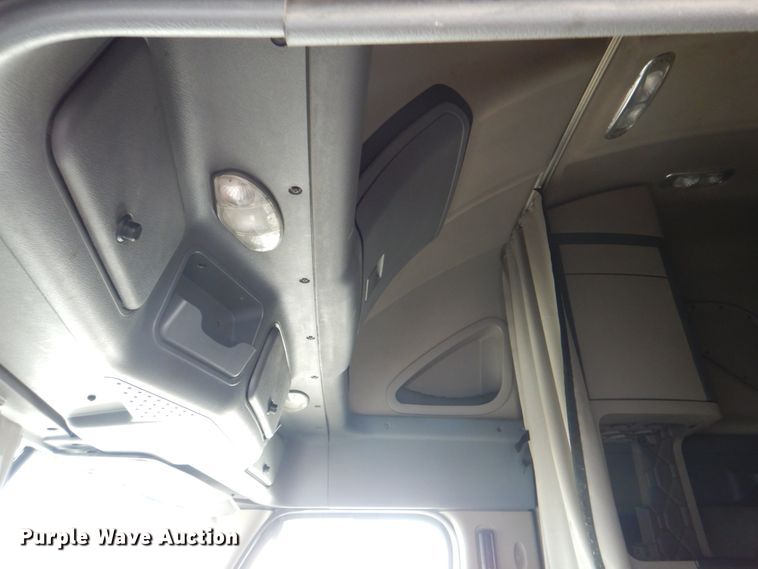 image for item KW9869 2011 Freightliner Cascadia 125  semi truck