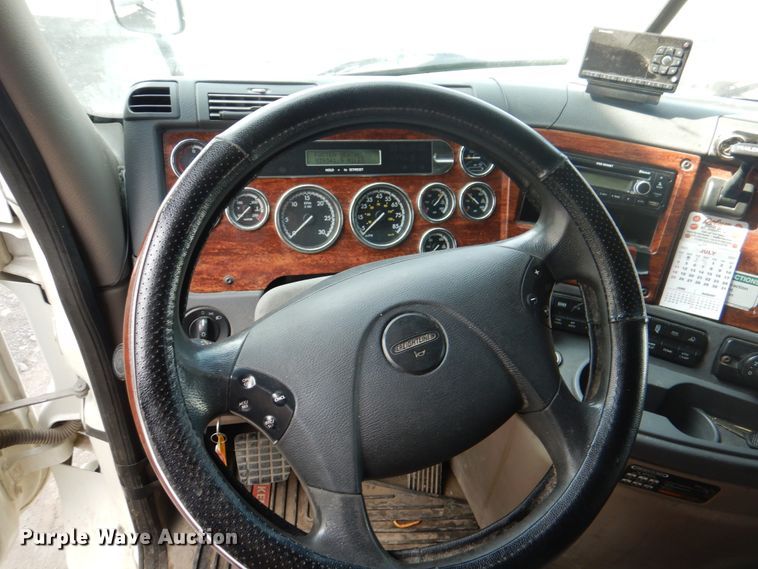 image for item KW9869 2011 Freightliner Cascadia 125  semi truck