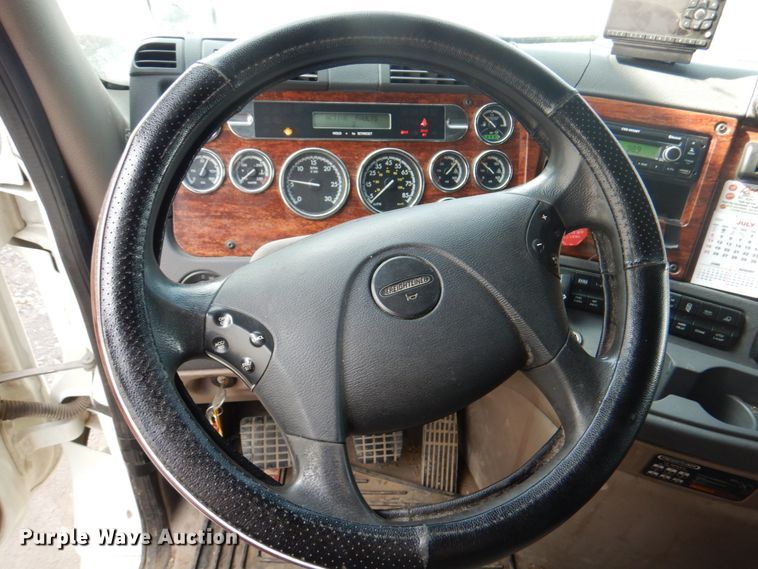 image for item KW9869 2011 Freightliner Cascadia 125  semi truck