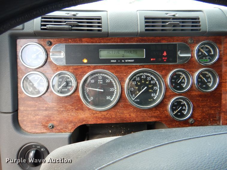 image for item KW9869 2011 Freightliner Cascadia 125  semi truck