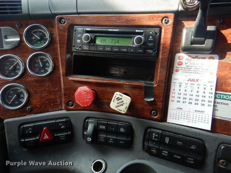 image for item KW9869 2011 Freightliner Cascadia 125  semi truck