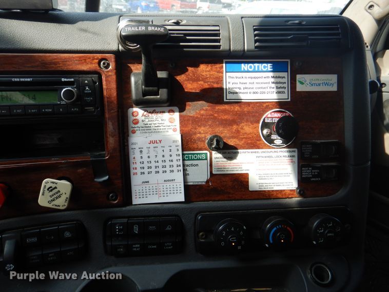 image for item KW9869 2011 Freightliner Cascadia 125  semi truck