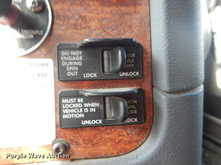 image for item KW9869 2011 Freightliner Cascadia 125  semi truck