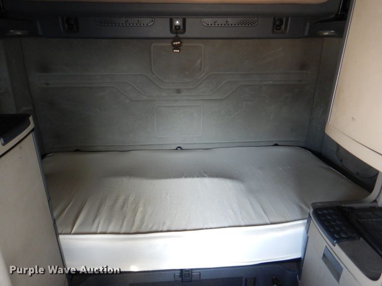 image for item KW9869 2011 Freightliner Cascadia 125  semi truck