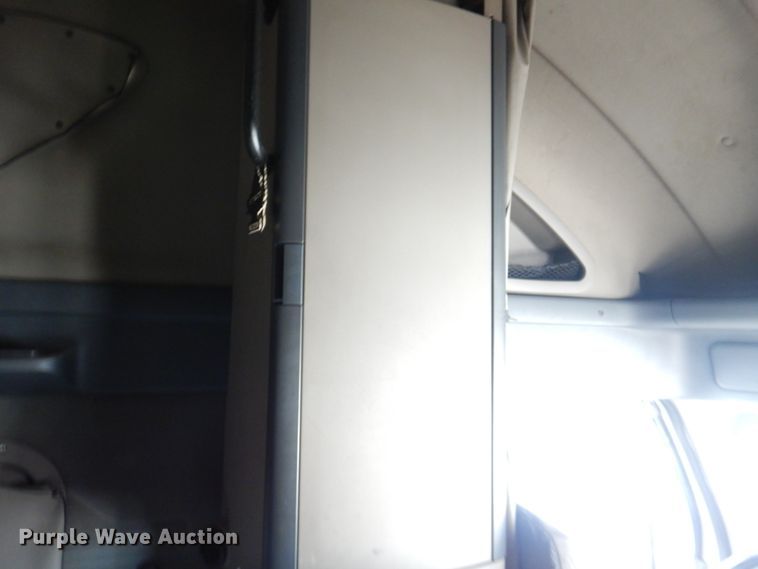 image for item KW9869 2011 Freightliner Cascadia 125  semi truck