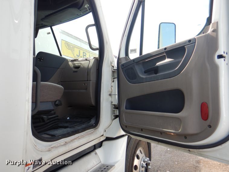 image for item KW9869 2011 Freightliner Cascadia 125  semi truck