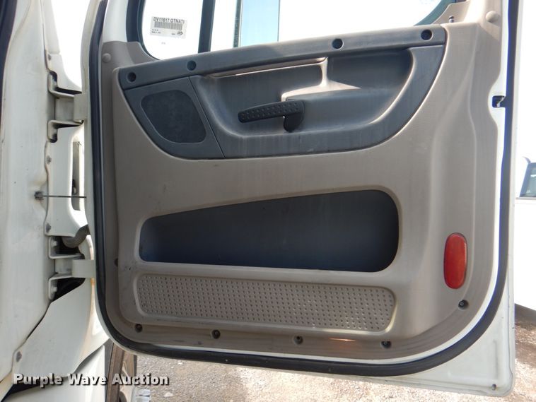 image for item KW9869 2011 Freightliner Cascadia 125  semi truck