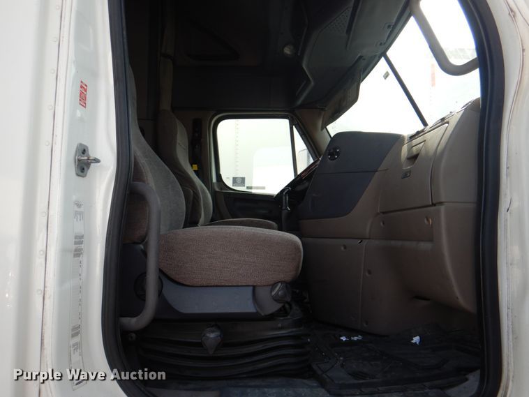 image for item KW9869 2011 Freightliner Cascadia 125  semi truck