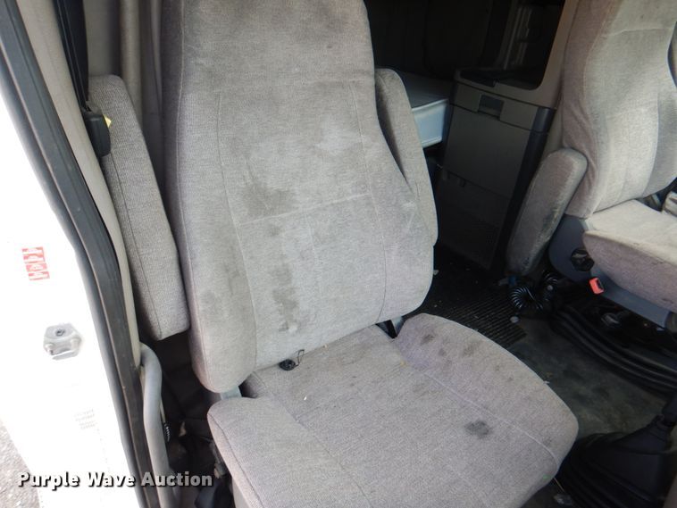 image for item KW9869 2011 Freightliner Cascadia 125  semi truck