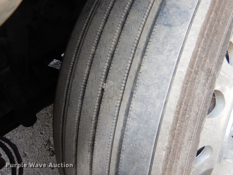 image for item KW9869 2011 Freightliner Cascadia 125  semi truck