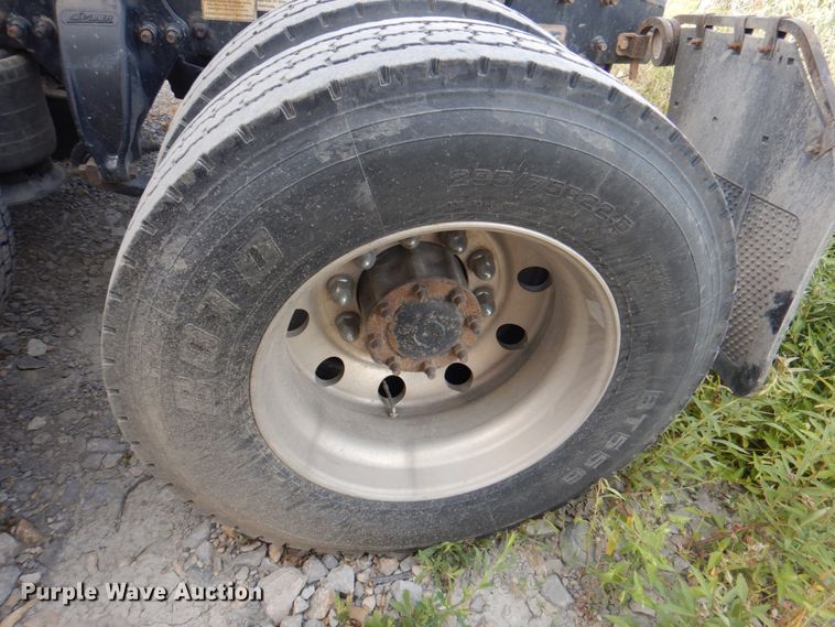 image for item KW9869 2011 Freightliner Cascadia 125  semi truck