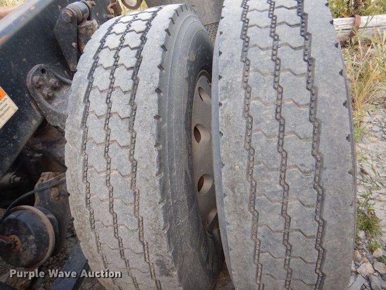 image for item KW9869 2011 Freightliner Cascadia 125  semi truck