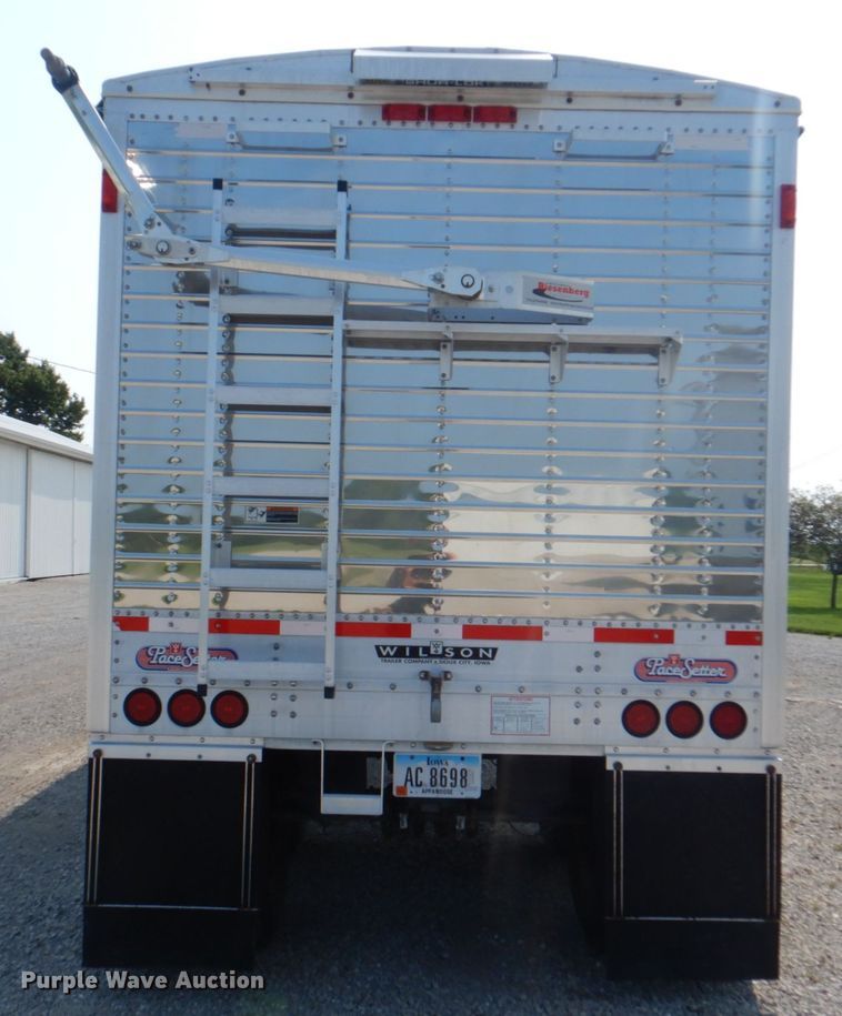image for item KW9883 2002 Wilson DWH-400B Pace Setter  grain trailer