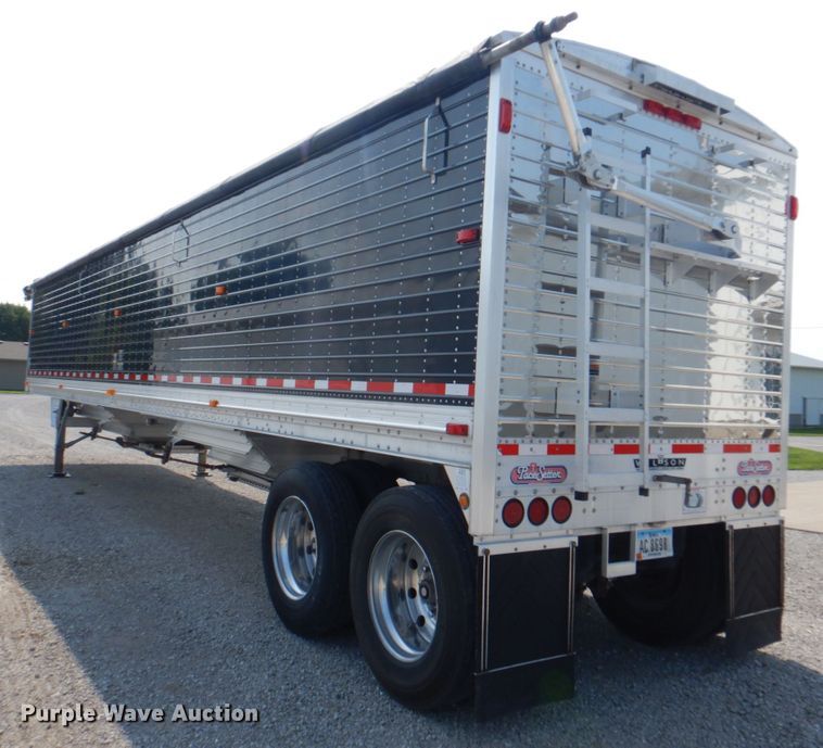 image for item KW9883 2002 Wilson DWH-400B Pace Setter  grain trailer