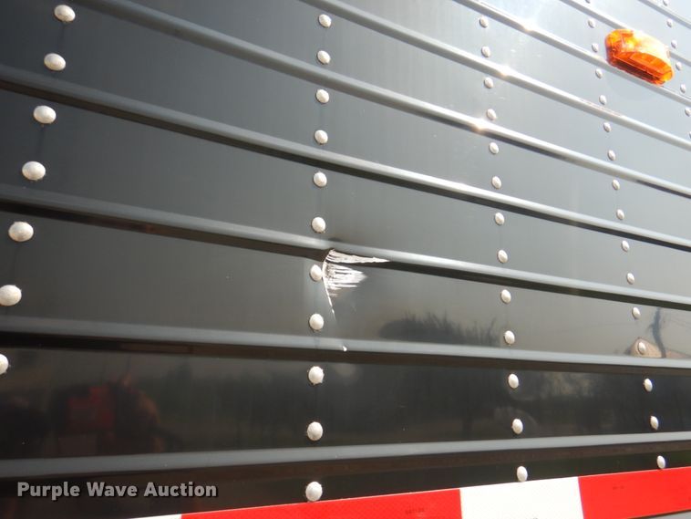 image for item KW9883 2002 Wilson DWH-400B Pace Setter  grain trailer