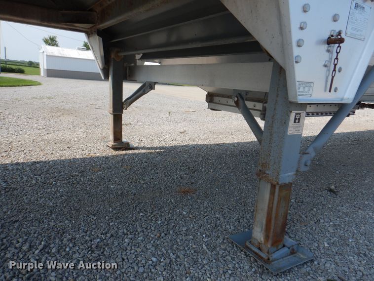 image for item KW9883 2002 Wilson DWH-400B Pace Setter  grain trailer