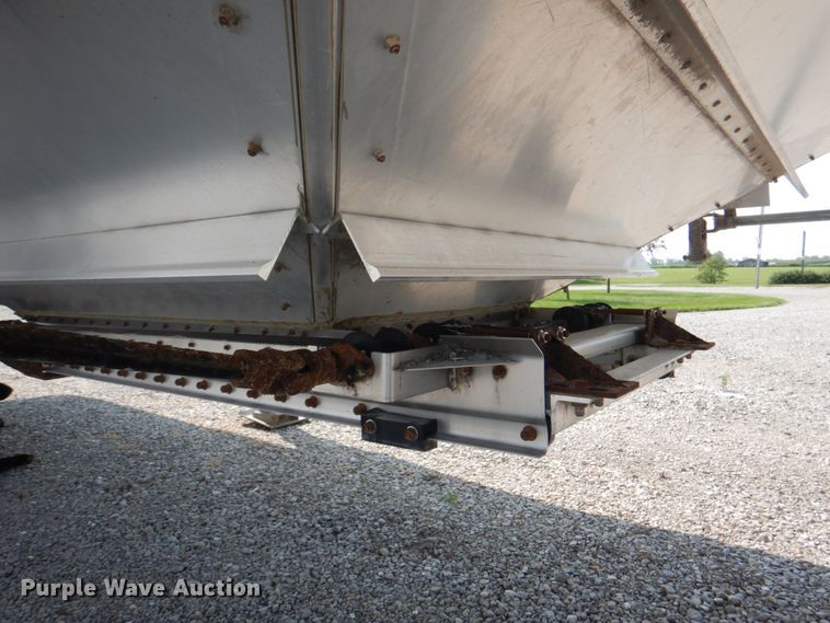 image for item KW9883 2002 Wilson DWH-400B Pace Setter  grain trailer