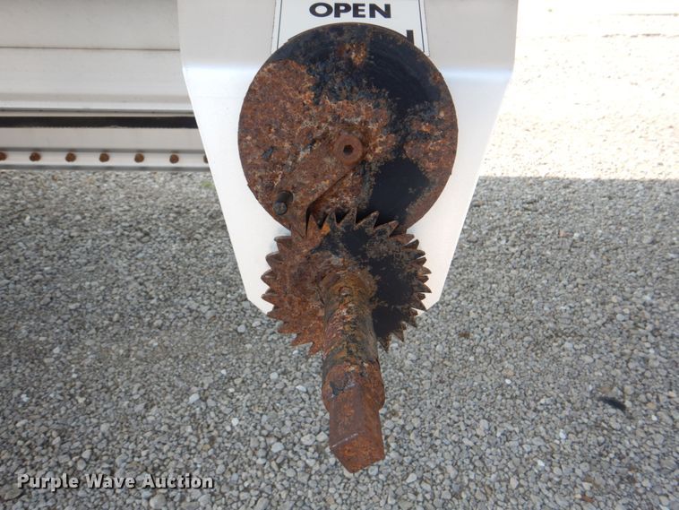 image for item KW9883 2002 Wilson DWH-400B Pace Setter  grain trailer