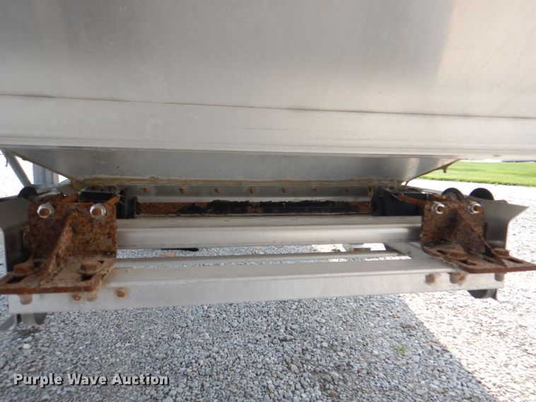 image for item KW9883 2002 Wilson DWH-400B Pace Setter  grain trailer