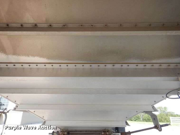 image for item KW9883 2002 Wilson DWH-400B Pace Setter  grain trailer