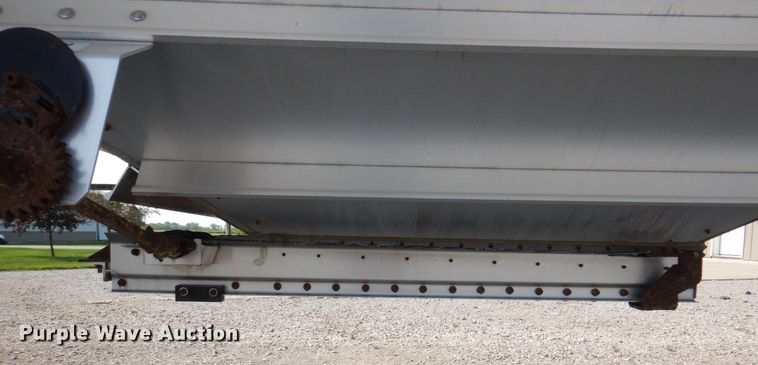 image for item KW9883 2002 Wilson DWH-400B Pace Setter  grain trailer