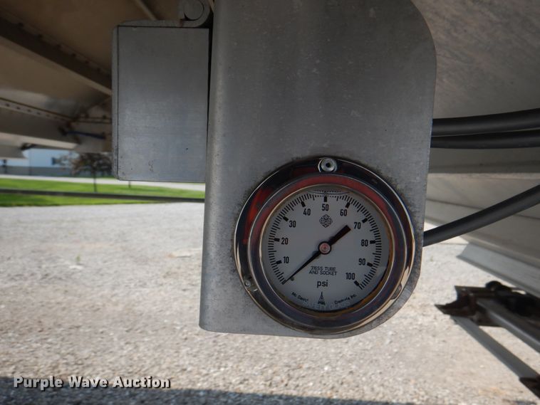 image for item KW9883 2002 Wilson DWH-400B Pace Setter  grain trailer