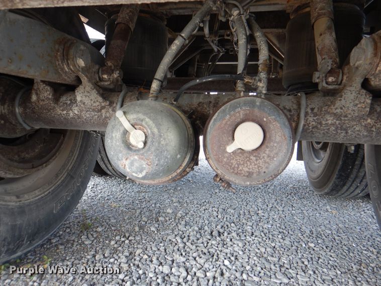 image for item KW9883 2002 Wilson DWH-400B Pace Setter  grain trailer