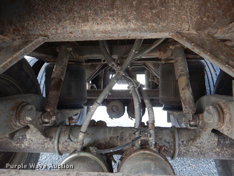 image for item KW9883 2002 Wilson DWH-400B Pace Setter  grain trailer