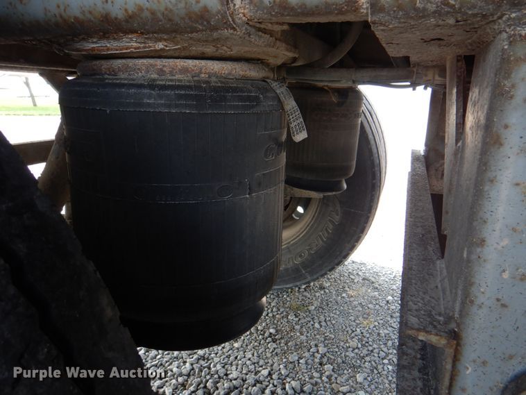 image for item KW9883 2002 Wilson DWH-400B Pace Setter  grain trailer