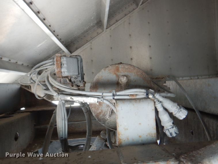 image for item KW9883 2002 Wilson DWH-400B Pace Setter  grain trailer