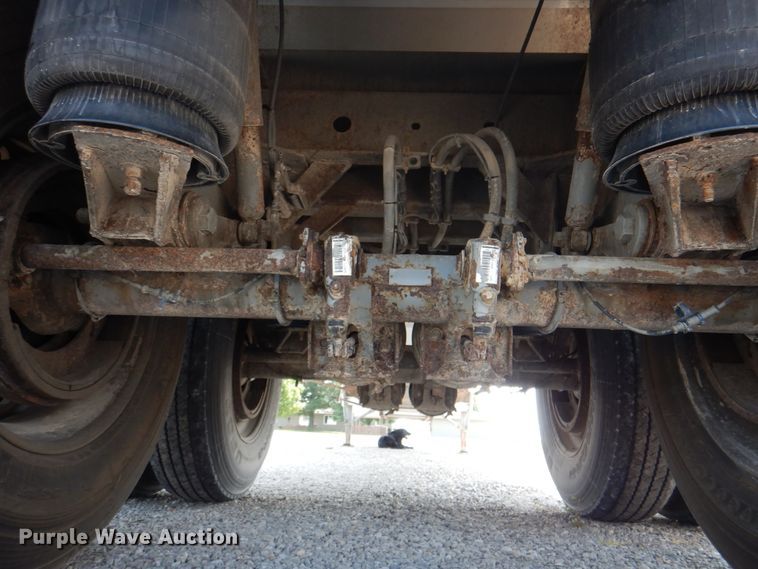 image for item KW9883 2002 Wilson DWH-400B Pace Setter  grain trailer