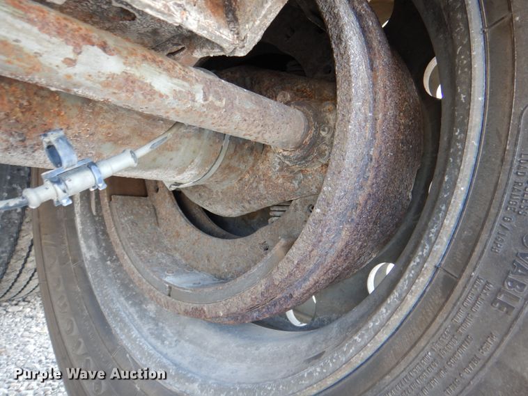 image for item KW9883 2002 Wilson DWH-400B Pace Setter  grain trailer