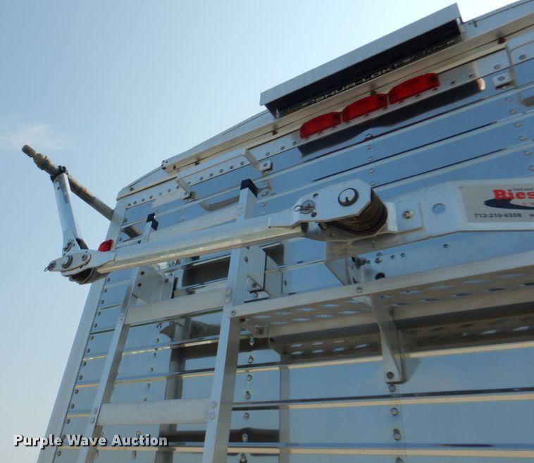 image for item KW9883 2002 Wilson DWH-400B Pace Setter  grain trailer