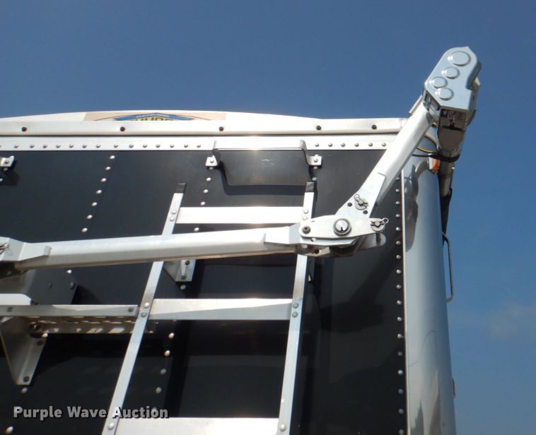 image for item KW9883 2002 Wilson DWH-400B Pace Setter  grain trailer